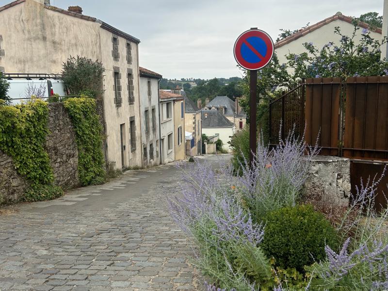 Le stationnement est interdit rue du Pavé